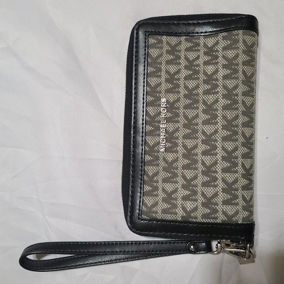 Michael Kors Monogram Wristlet - Picture 1 of 4